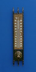 Термометр фасадный ТФ-5 исп.6 «Лев-2» с трезубцами сверху и снизу 